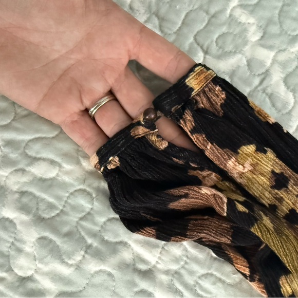 Buckle Gimmicks Black Floral Blouse - Picture 5 of 10